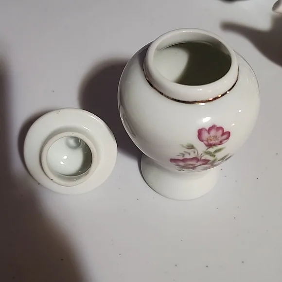 ASSORTMENT OF WHITE CERAMICS. - Picture 5 of 13